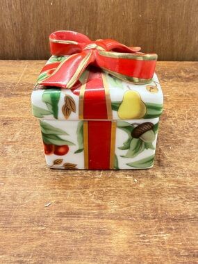 Tiffany & Co. Holiday Porcelain Box with Green Leaves and Brown Acorn